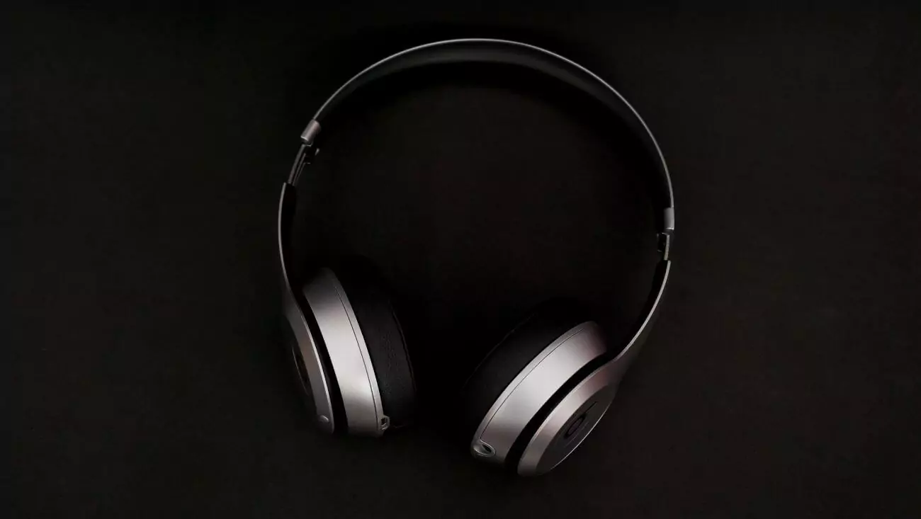 AI headphones translate multiple speakers 3D audio